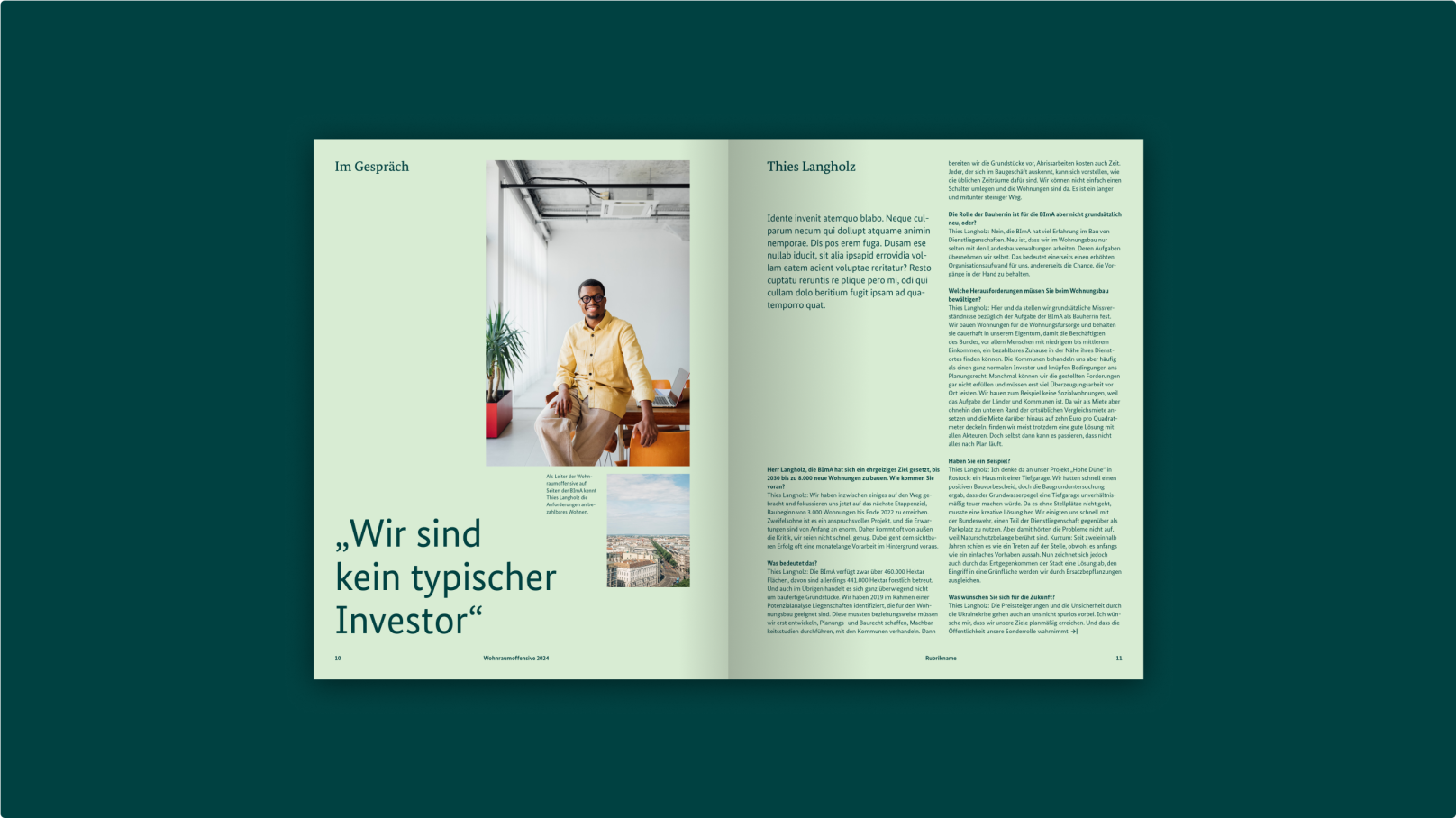 Doppelseite eines Magazins mit Text und Fotos auf hellgrünem Hintergrund.