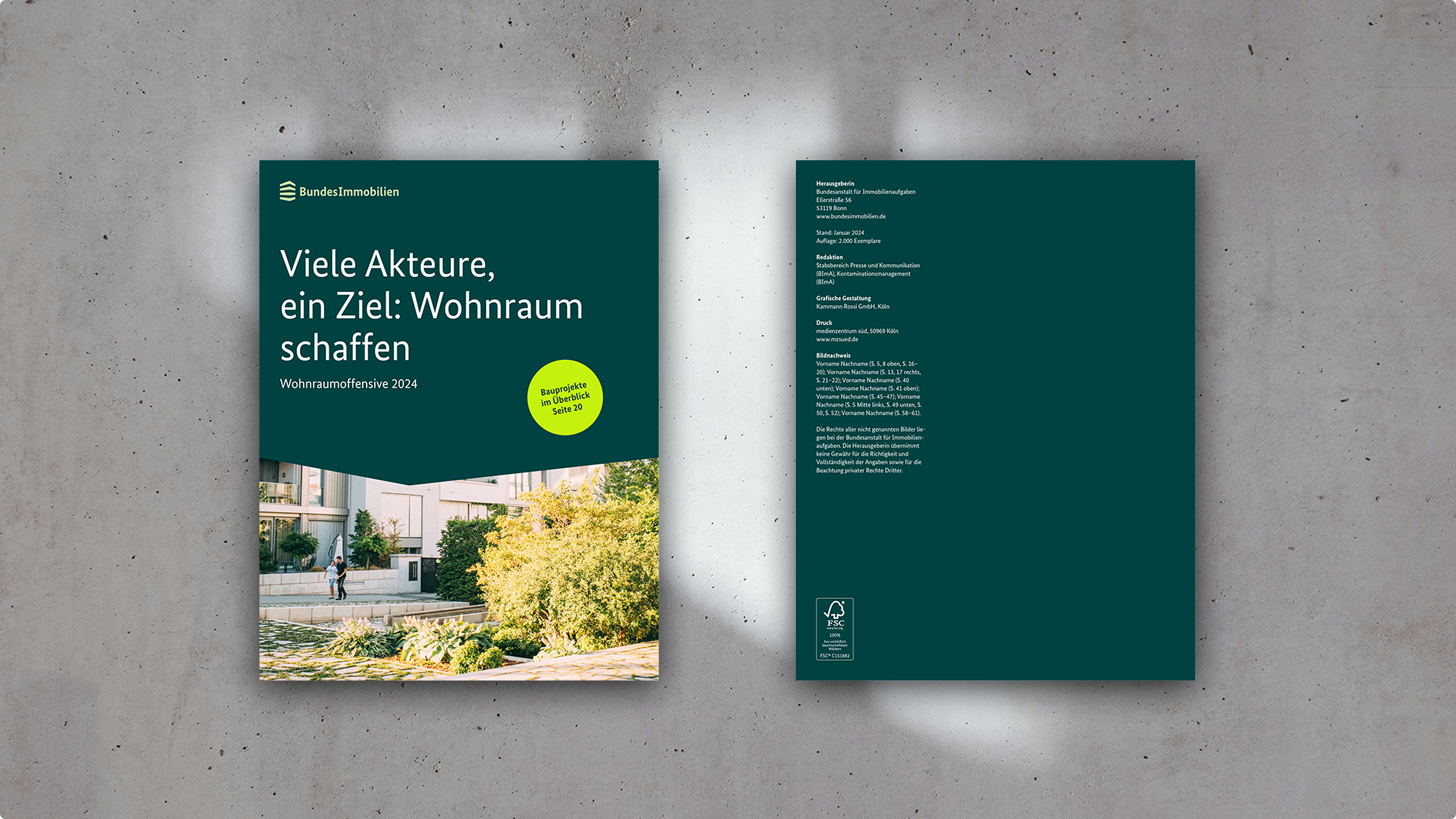 Vorder- und Rückseite von zwei Broschüren. Vorderseite mit Titel und Logo auf dunkelgrüner Winkelfläche und Bild, Rückseite mit Kontaktdaten auf dunkelgrünem Hintergrund.