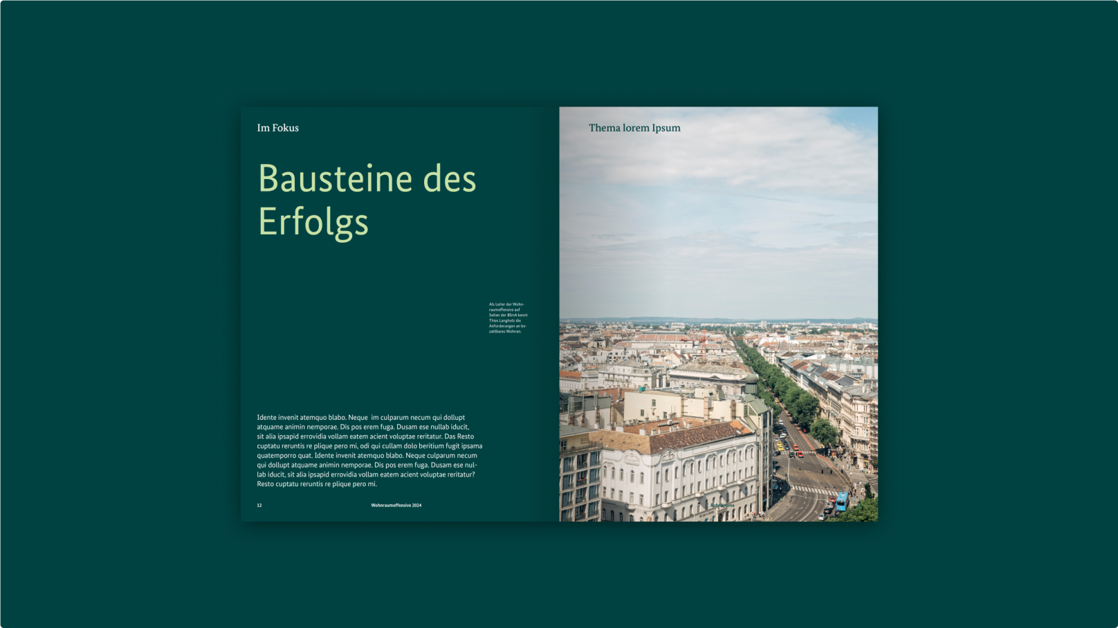 Doppelseite mit dem Titel, Text auf einem dunkelgrünen Hintergrund und einem Stadtbild.