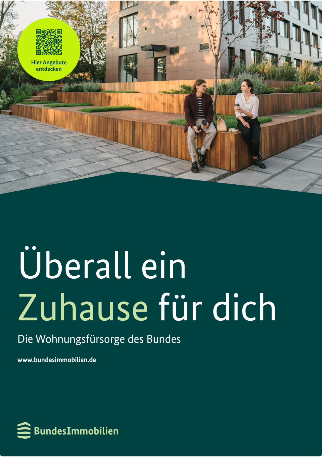 Plakat mit Logo und Titel auf dunkelgrüner Winkelfläche zeigt zwei Personen auf einer Sitzbank vor einem modernen Gebäude. Ein hellgrüner Störer mit QR-Code ist ebenfalls sichtbar.