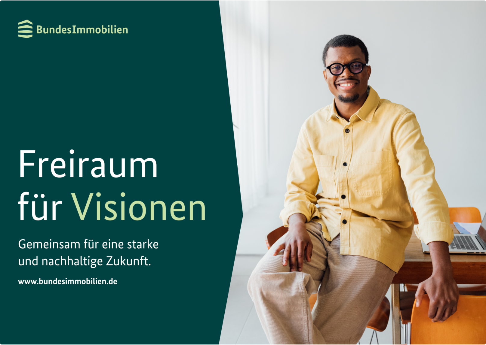 Plakat mit Logo und Titel auf dunkelgrüner Winkelfläche zeigt ein freundliche Person stehend an einen Schreibtisch gelehnt.