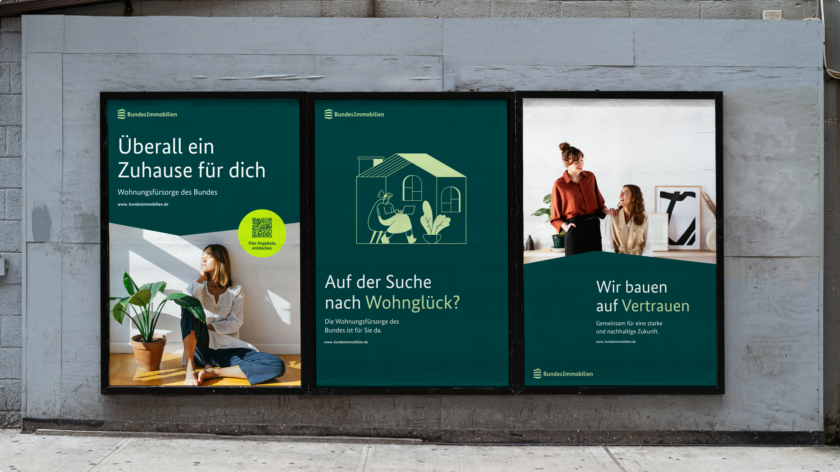 Drei Werbeplakate an einer Wand jeweils mit Bildern oder Illustrationen.