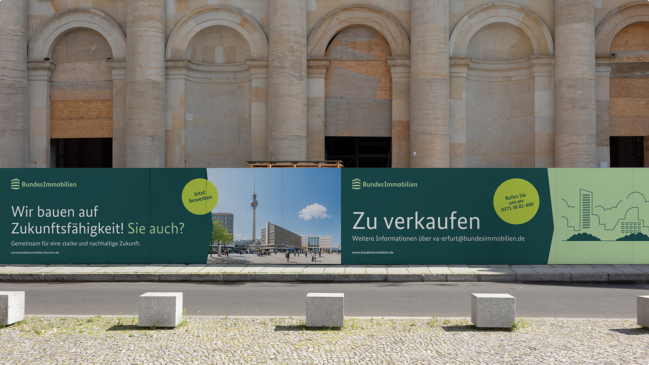 Zwei Bauzäune vor einem historischen Gebäude mit den Bannern, die Illustration, Foto, Logo und Headlines zeigen.
