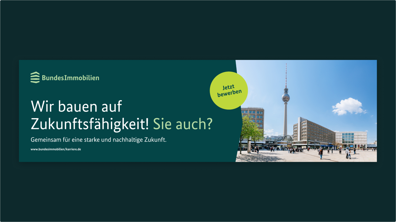 Banner mit Logo und Titel auf dunkelgrüner Winkelfläche zeigt ein Stadtbild mit dem Fernsehturm und einen Störer.