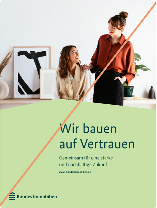 Plakat mit einer hellgrünen Winkelfläche, darauf das Logo, eine Headline und Text. Ein Bild mit zwei Frauen in einem modernen Raum. Das Plakat ist durchgestrichen mit einer Linie.