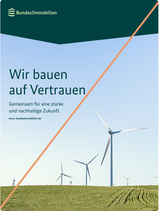 Plakat mit Headline auf Bild mit Windkraftanlagen und einer kleinen dunkelgrünen Winkelfläche mit Logo, durchgestrichen mit einer Linie.
