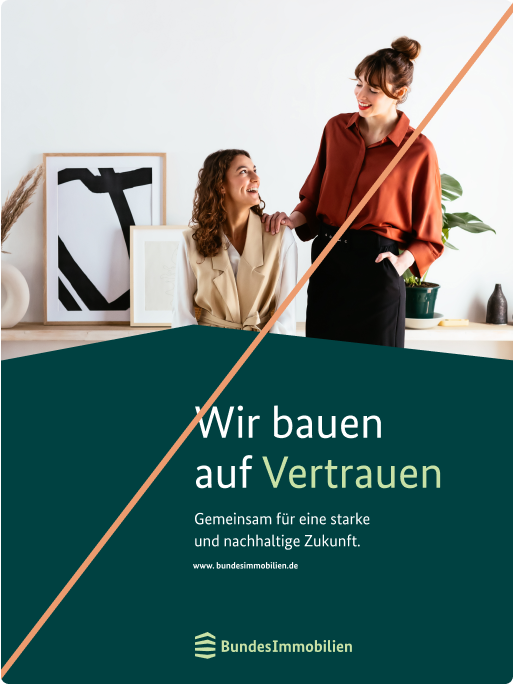 Plakat mit Headline, Text und Logo auf dunkelgrüner Winkelfläche und dem Bild von zwei Frauen in einem modernen Raum, durchgestrichen mit einer Linie.