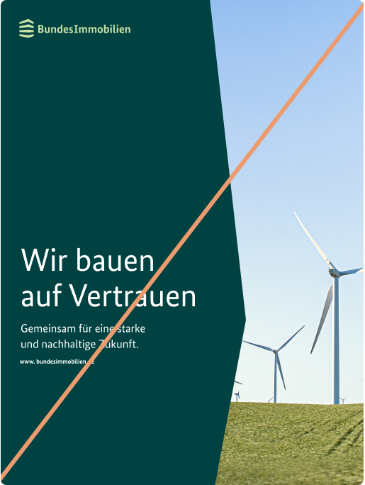 Plakat mit Headline auf seitlicher dunkelgrünerWinkelfläche zeigt Windkraftanlagen auf einer Wiese, durchgestrichen mit einer Linie.